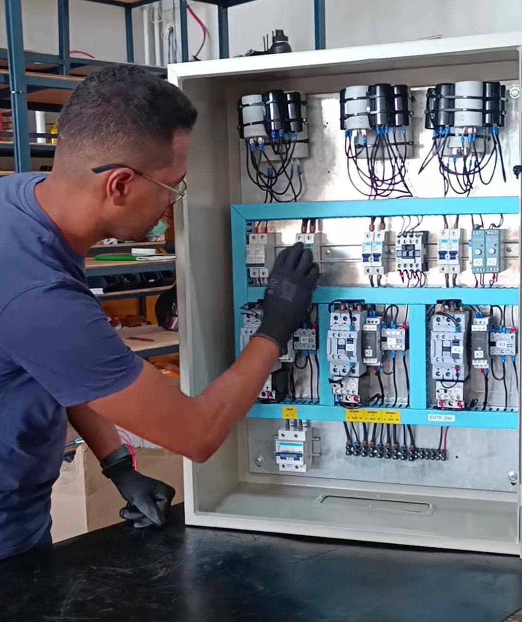 Técnico da Carajás Automação trabalhando em painel elétrico